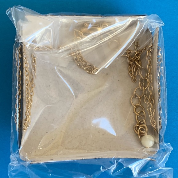 Avon Round Red Necklace New In Box Gold Tone Red Gem Clear Rhinestone Accent - Picture 5 of 6